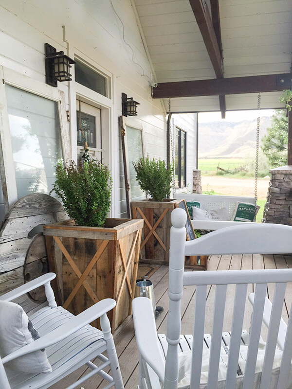 This farmhouse outdoor garden tour is amazing. So much eye candy. This farmhouse outdoor garden tour is amazing. So much eye candy.