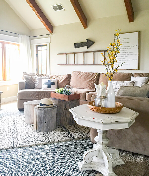 Check out this summer farmhouse home tour. It is the bees knees! Check out this summer farmhouse home tour. It is the bees knees!