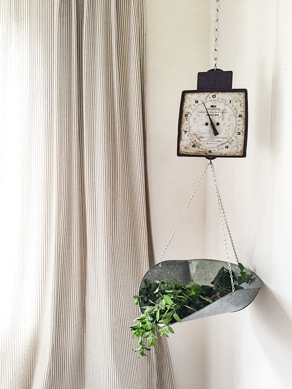 A farmhouse summer home tour Part 1. You must check this home tour out! A farmhouse summer home tour Part 1. You must check this home tour out!