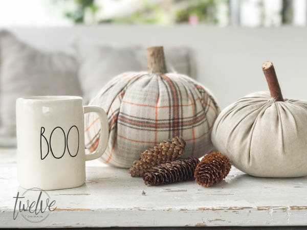 These DIY velvet pumpkins are so easy to make and are customizable! Add them to your fall decor now! Super cute DIY velvet pumpkins!!