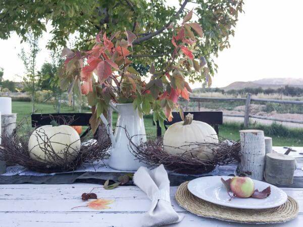 This outdoor fall tablescape is perfect!! outdoor-fall-tablescape