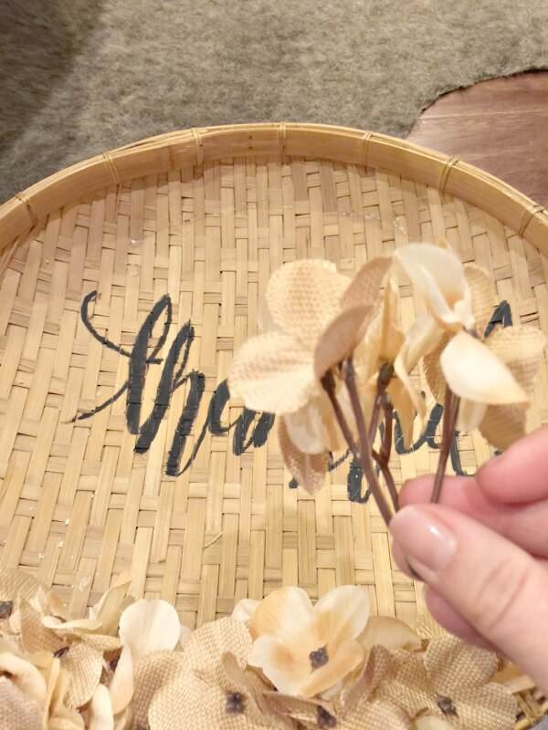 This DIY basket wreath for Thanksgiving is a new take on the fall wreath! Try it out! Aren't we all thankful? diy-basket-wreath-for-thanksgiving