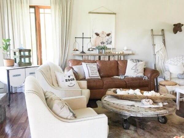 Deocrating your home for fall can be simple. Get some inspiration from this farmhouse fall tour. farmhouse-fall-home-tour