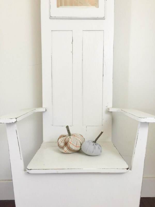 Deocrating your home for fall can be simple. Get some inspiration from this farmhouse fall tour. farmhouse-fall-home-tour