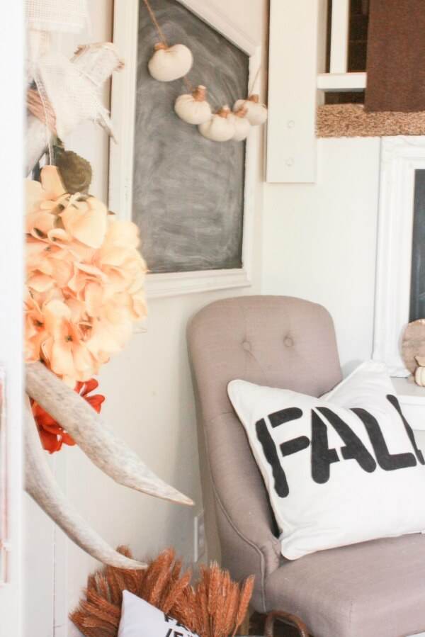 Deocrating your home for fall can be simple. Get some inspiration from this farmhouse fall tour. farmhousr-fall-home-tour