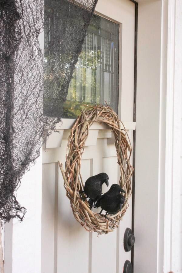 Make this simple Halloween wreath in no time, and for almost nothing! simple-halloween-wreath