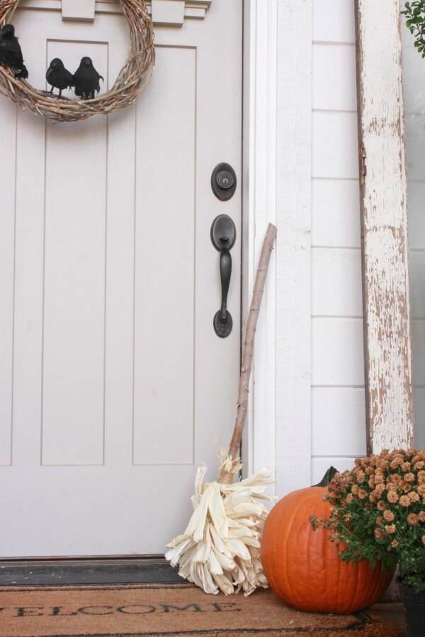 Make this simple Halloween wreath in no time, and for almost nothing! This Halloween wreath DIY is so easy anybody can do it!