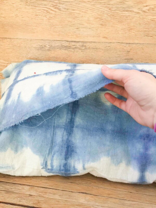 Have you ever tried Shibori Indigo Dyeing? Check out this DIY shibori drop cloth pillow! The possibilities are endless! Try it out! Have you ever tried Shibori Indigo Dyeing? Check out this DIY shibori drop cloth pillow! The possibilities are endless! Try it out!