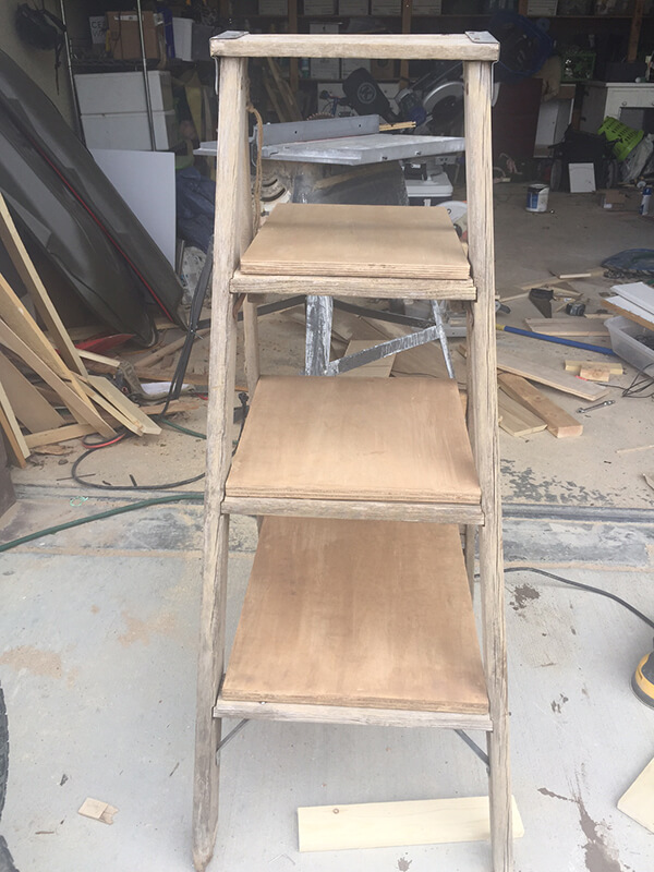 DIY ladder nightstand | ladder projects | step ladder nightstand | ladder side table | step ladder side table | repurposed ladder | easy DIY project | farmhouse decor Turn an old ladder into a farmhouse nightstand with charm and rustic appeal