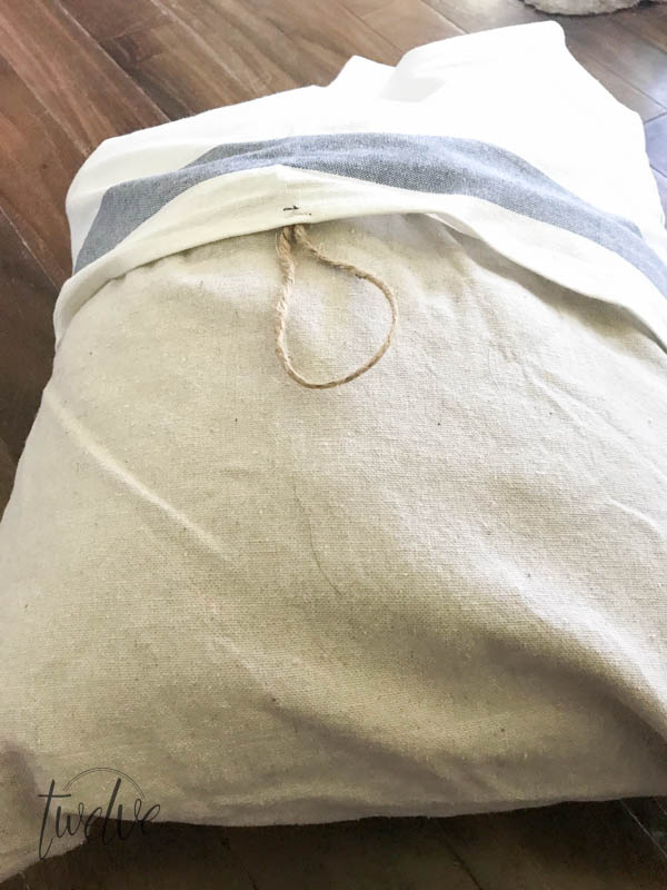 The ultimate guide to farmhouse pillows using IKEA tea towels 4 different ways! Can you believe it? The best collection I have seen! How to make pillow covers