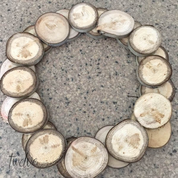 I love this easy DIY wood slice wreath! With its rustic wood detail and neutral farmhouse style its perfect for any space! These are so easy to make and they can look great for fall, or any time of year! Make one for yourself!