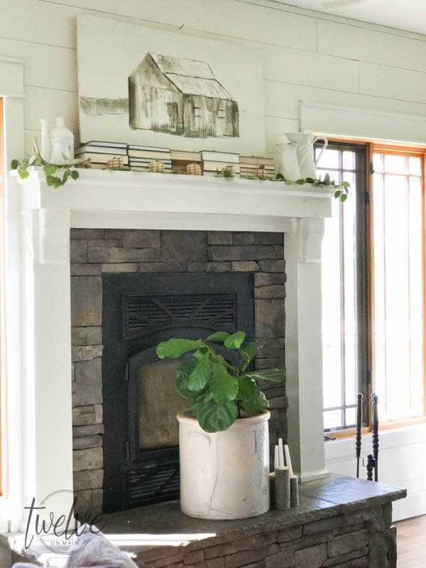 Neutral fall decor that you will fall in love with! This farmhouse looks amazing decorated for fall!