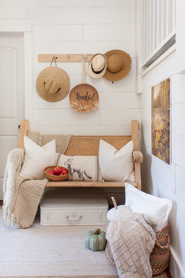 Love this farmhouse style fall decor for the entryway! Give guest a great first impression!