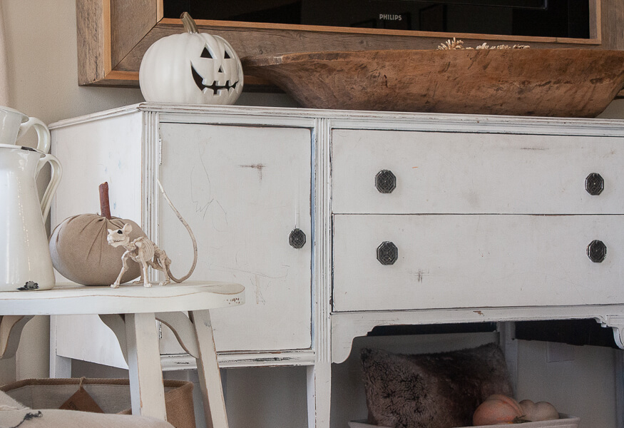 How to paint plastic jack-o-lanterns