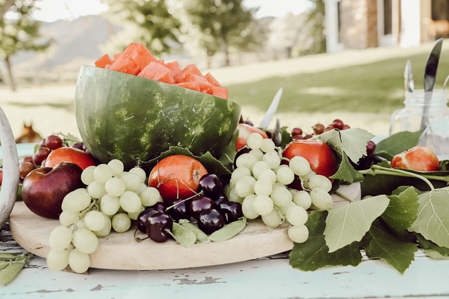Gorgeous summer tablescape ideas! Try this edible summer centerpiece out! Its so fun and so delicious!