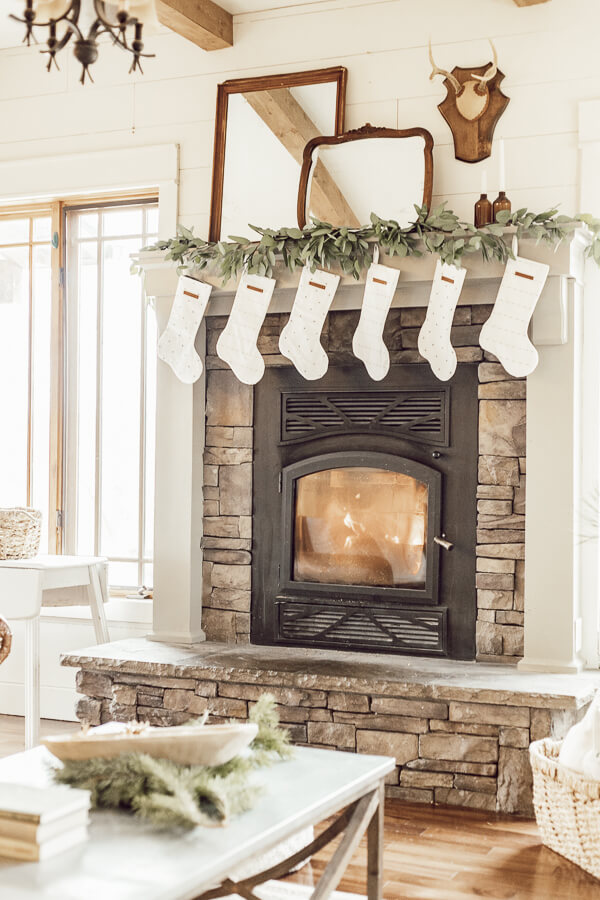 Gorgeous Christmas living room decor created so easily! Make your Christmas living room decor cozy and inviting in no time.