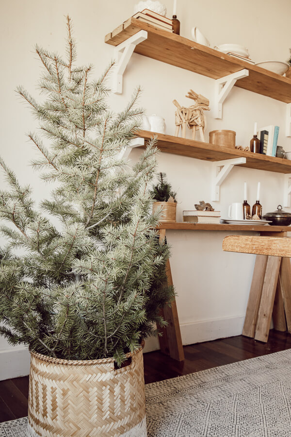 Oodles of cozy Christmas decor ideas including cozy dining room decor, Scandinavian inspired Christmas ideas and so much more!