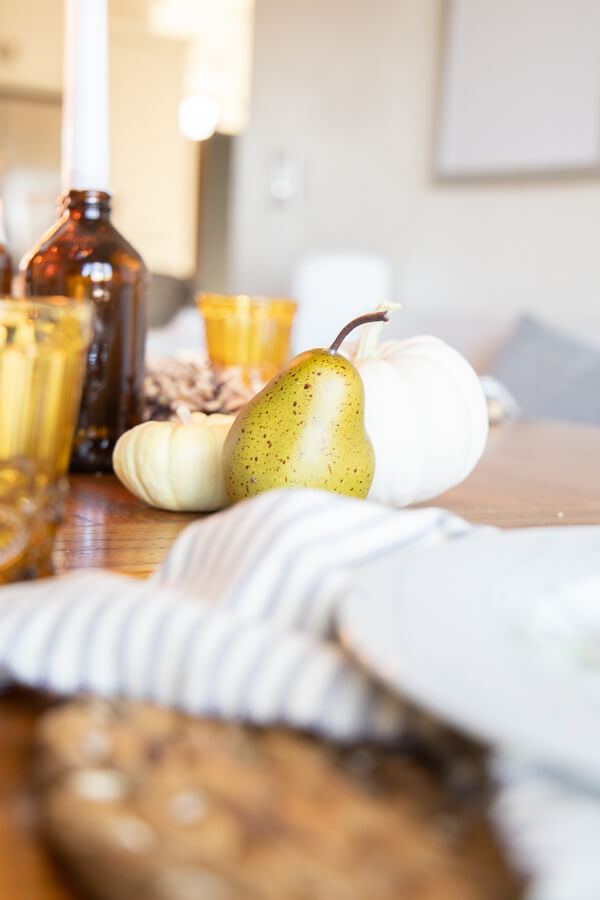 Cozy and intimate Thanksgiving table decor. Create a Thanksgiving tablescape that will be inviting, cozy, and be a place where your guests will love to be.