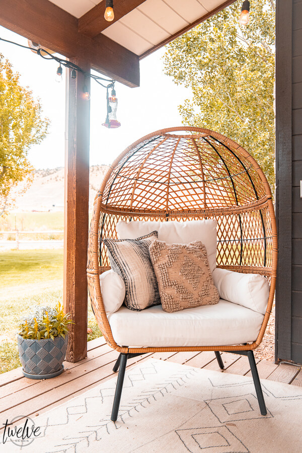 Get this gorgeous egg chair from Walmart as well as the pillows and the rug! Affordable and stylish outdoor furniture ideas, tips and more! I am sharing great backyard patio ideas on the blog and sharing my source for amazing products for less.