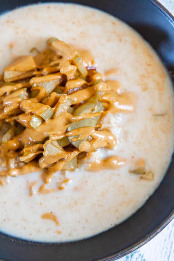 Make the most amazing homemade apple cinnamon oatmeal right now! Its so easy to make with simple healthy ingredients you can feel good about.