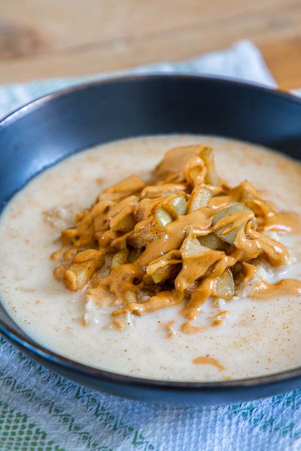 Make the most amazing homemade apple cinnamon oatmeal right now! Its so easy to make with simple healthy ingredients you can feel good about. This homemade apple and cinnamon oatmeal is so flavorful and good for you too! With only pure maple syrup as the sweetener, it has no refined sugar!