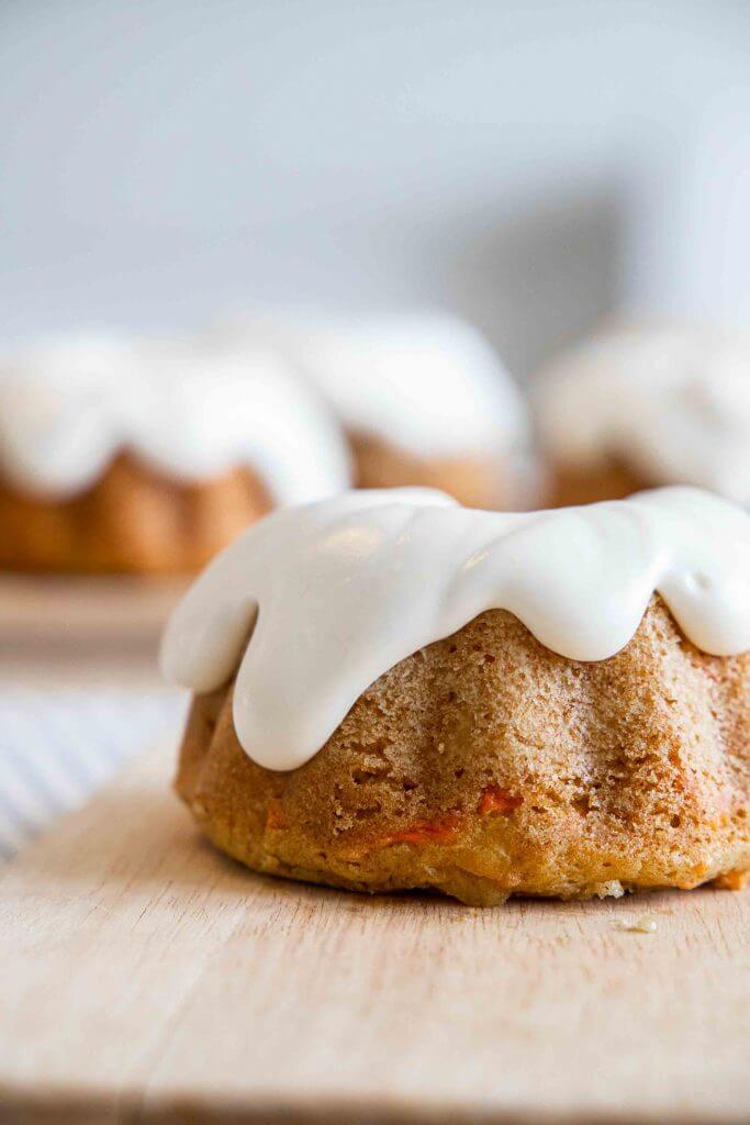 Mini carrot bundt cakes with easy recipe.