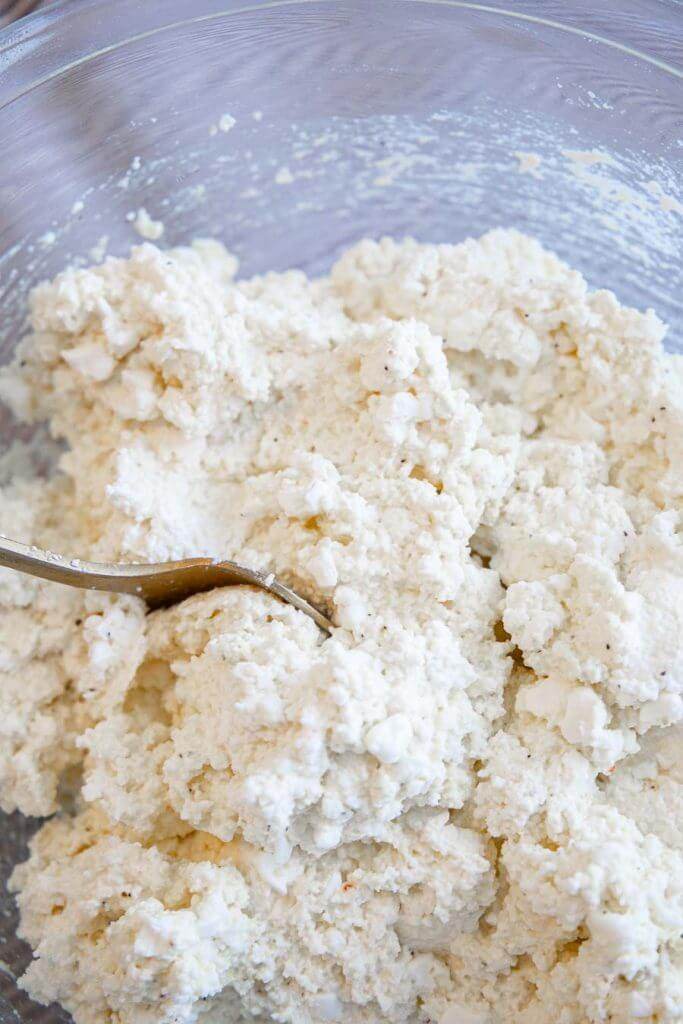 How to make homemade ricotta cheese with three ingredients!  This is a great hack! If you have a gallon of milk,you can have ricotta cheese!