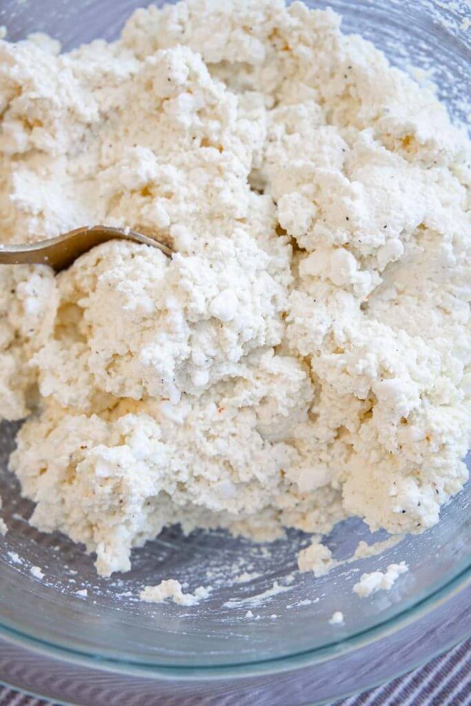 How to make homemade ricotta cheese with three ingredients!  This is a great hack! If you have a gallon of milk,you can have ricotta cheese!