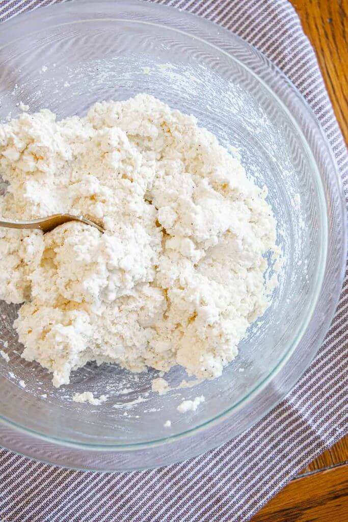 How to make homemade ricotta cheese with three ingredients!  This is a great hack! If you have a gallon of milk,you can have ricotta cheese!