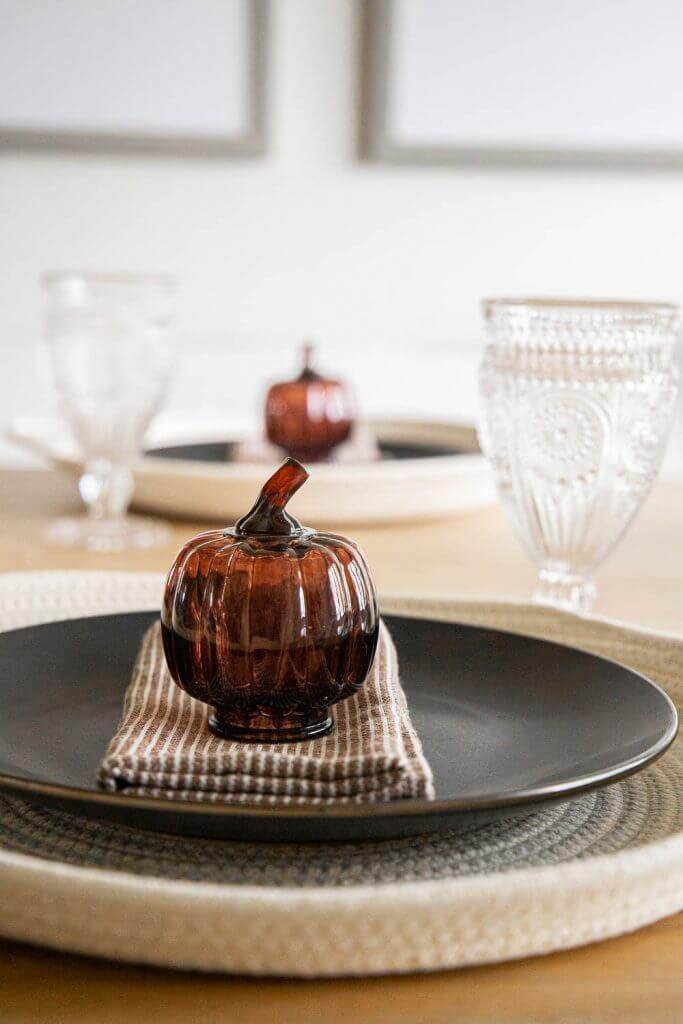 I used Target Dollar Spot decor items to round out my fall table this year. You have to check this out and go right now to get some of your own! Super affordable fall table decor ideas perfect for your home!