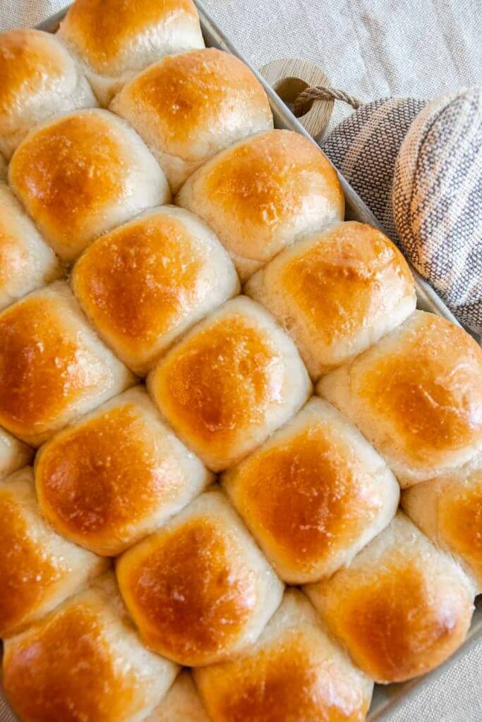 Make these easy sourdough discard dinner rolls on no time. They are soft and fluffy and only take 1-2 hours to make!