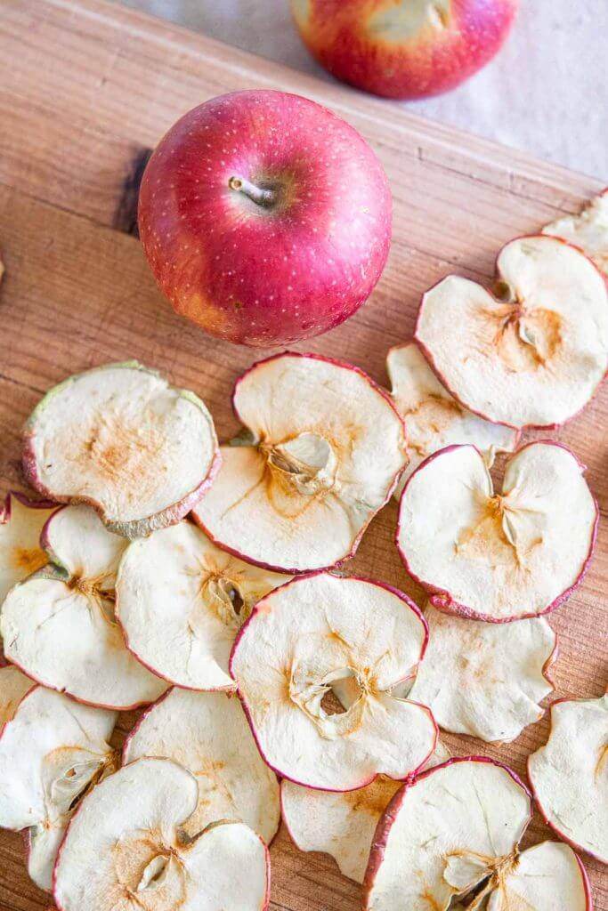 How to dry apple slices for decoration. Use them to make holiday garland, Christmas ornaments, a festive wreath and so much more!