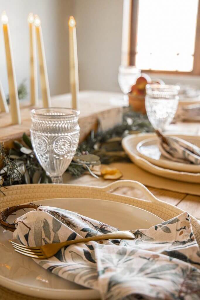 This handmade style holiday tablescape keeps things simple, cozy and inviting by layering textures, adding simple decor items and more.