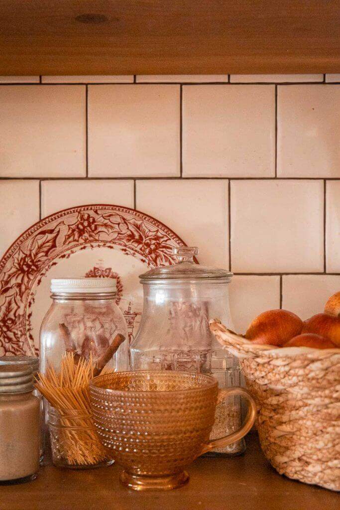 Cozy handmade holiday kitchen decor ideas. Great inspiration for keeping it simple with yout holiday decor in your home.